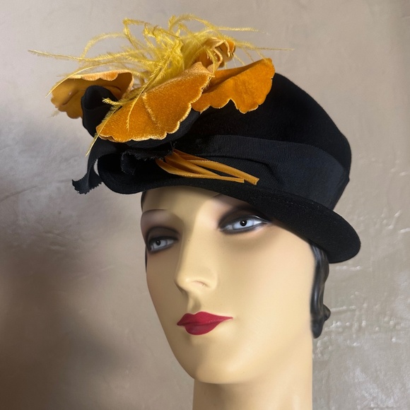 FASCINATING 1940s\' BLACK TILT/ASYMMETRICAL FEDORA + VELOUR FLOWER & FEATHER main image 7